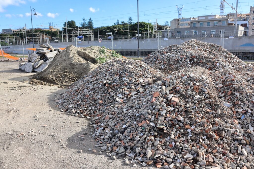 Area finale tempietto tra cassoni e rifiuti di cantiere