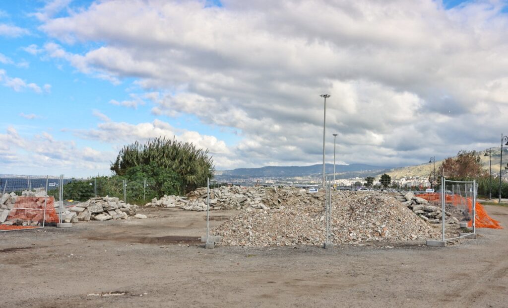 Area finale tempietto tra cassoni e rifiuti di cantiere