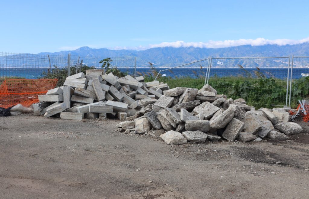 Area finale tempietto tra cassoni e rifiuti di cantiere