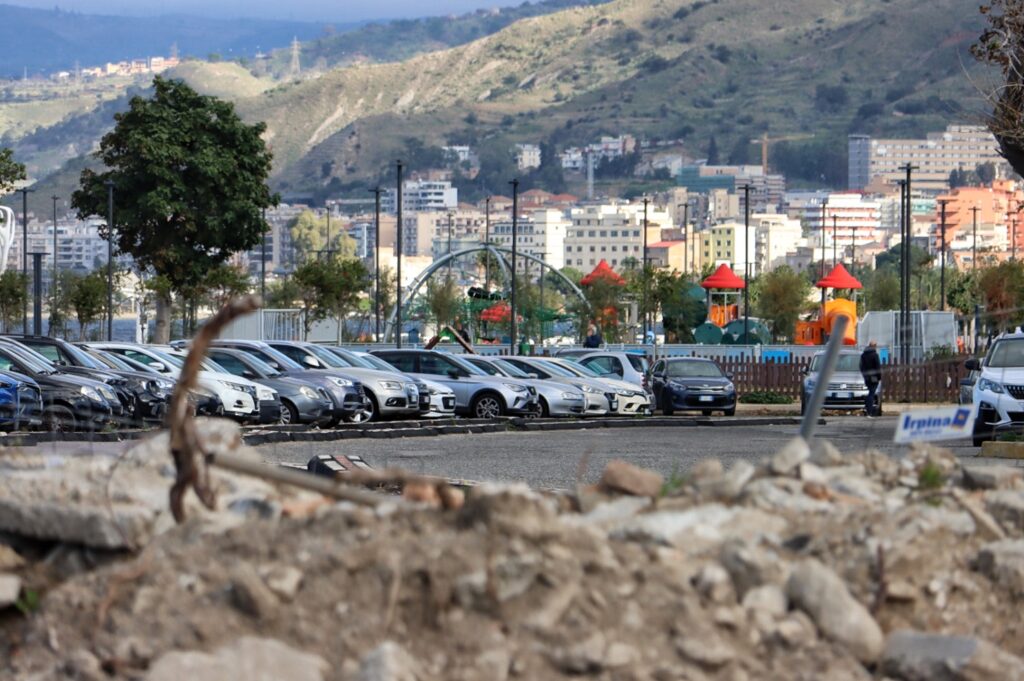 Area finale tempietto tra cassoni e rifiuti di cantiere