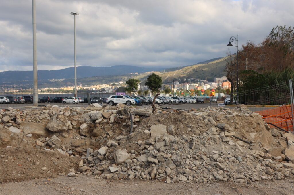 Area finale tempietto tra cassoni e rifiuti di cantiere