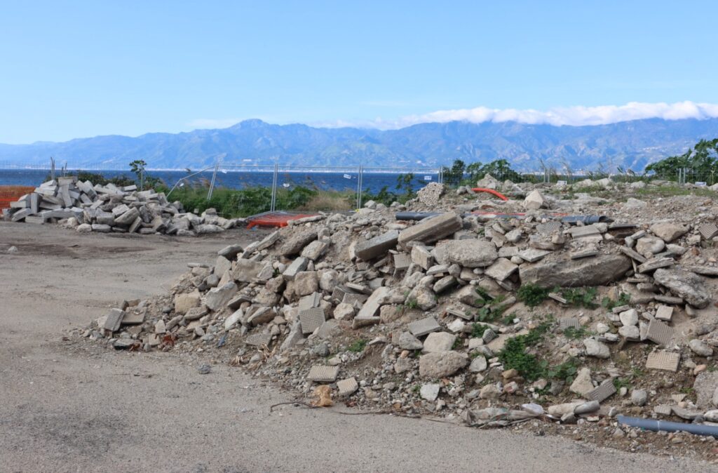 Area finale tempietto tra cassoni e rifiuti di cantiere