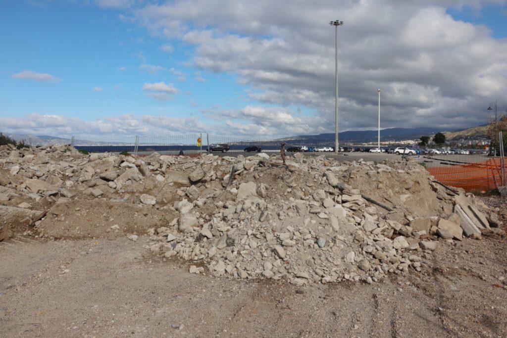 Area finale tempietto tra cassoni e rifiuti di cantiere