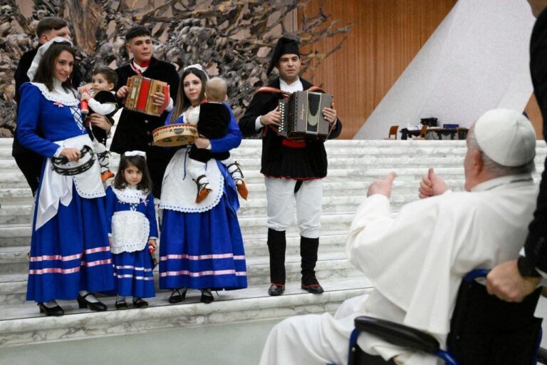 Gruppo Folk I Peddaroti ricevuto da Papa Francesco