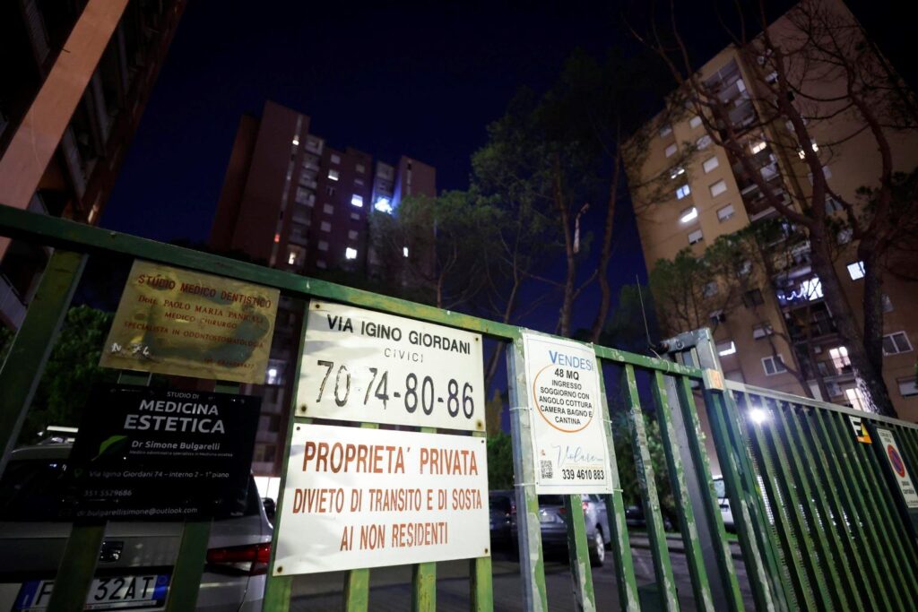 Palazzo da cui è caduto 11enne morto a Roma