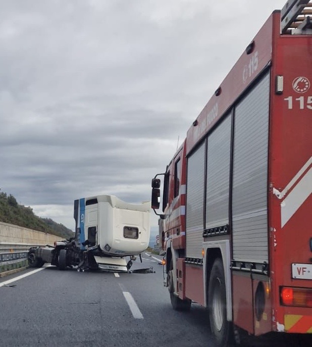 Incidente camion vigili del fuoco