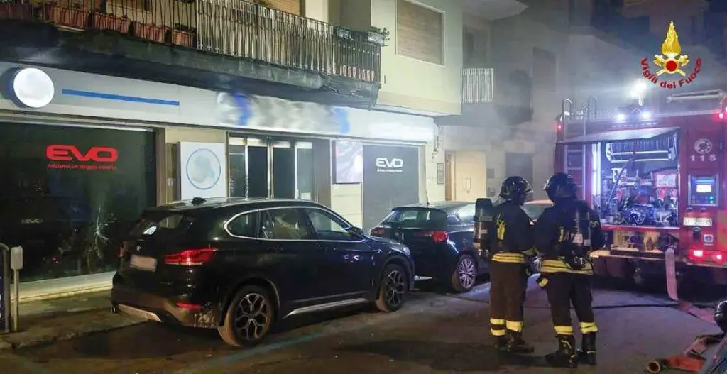 incendio salone auto