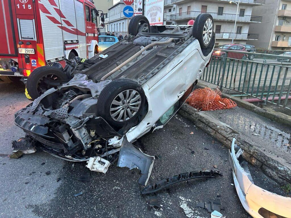 incidente bretelle auto ribaltata