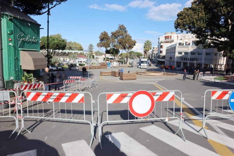 montaggio palco piazza indipendenza