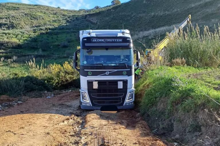 tir bloccato in strada