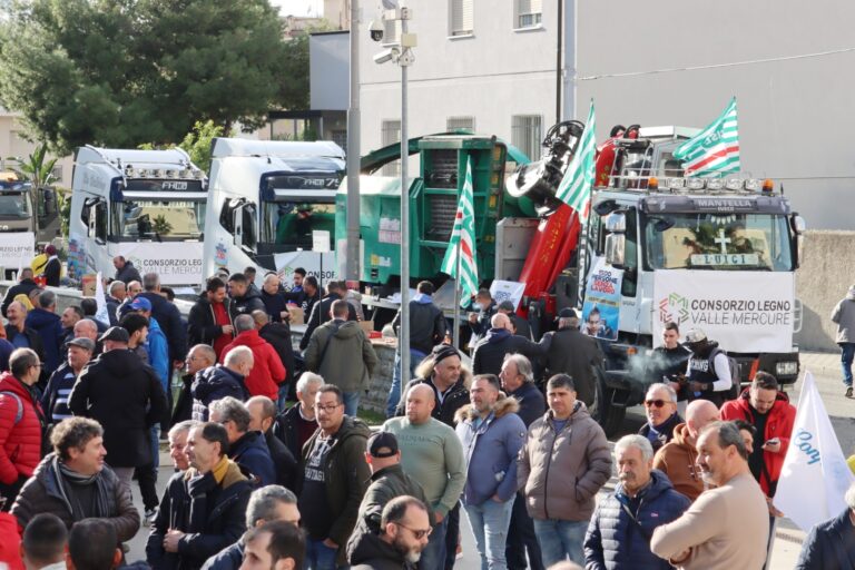 protesta dei lavoratori forestali del Mercure